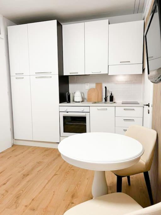 Bright Tiny Studio - Shared Pool & Sauna - Free Parking - Air Condition Muralto ภายนอก รูปภาพ
