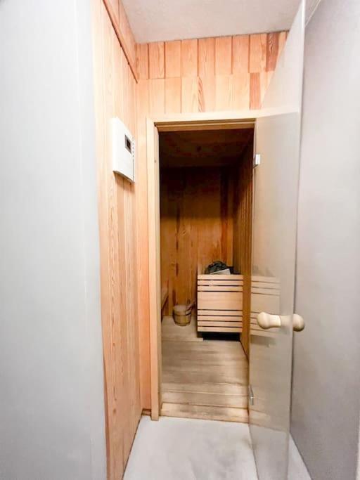 Bright Tiny Studio - Shared Pool & Sauna - Free Parking - Air Condition Muralto ภายนอก รูปภาพ
