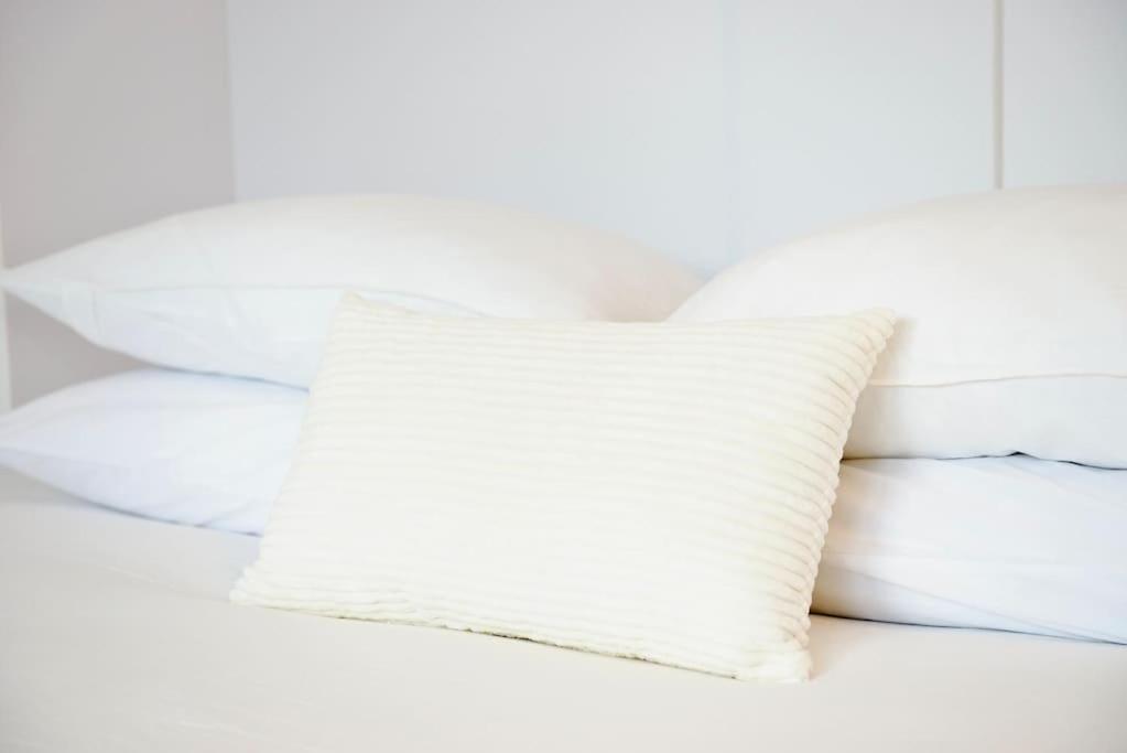 Bright Tiny Studio - Shared Pool & Sauna - Free Parking - Air Condition Muralto ภายนอก รูปภาพ