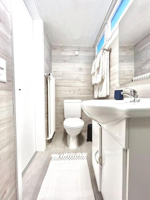 Bright Tiny Studio - Shared Pool & Sauna - Free Parking - Air Condition Muralto ภายนอก รูปภาพ