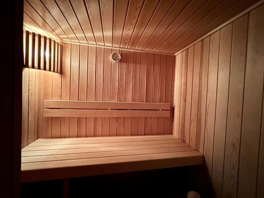 Bright Tiny Studio - Shared Pool & Sauna - Free Parking - Air Condition Muralto ภายนอก รูปภาพ