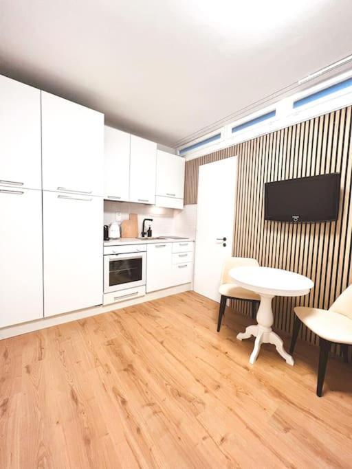 Bright Tiny Studio - Shared Pool & Sauna - Free Parking - Air Condition Muralto ภายนอก รูปภาพ